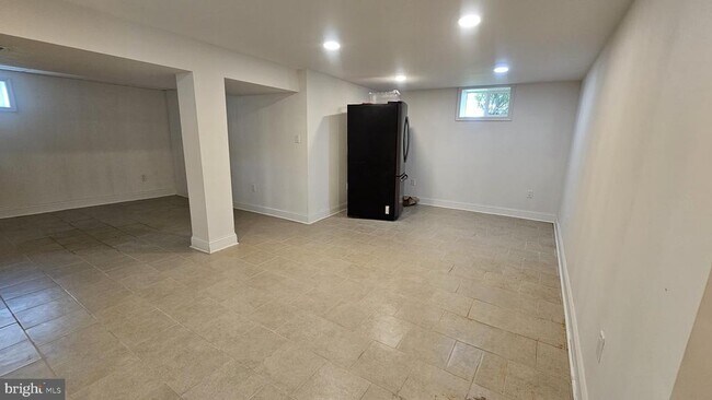 Building Photo - 328 Rees Dr