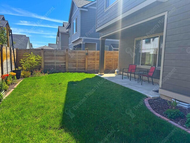 Building Photo - 4BR - 2.5 BA SE Bend home in great neighborhood with park and pool!