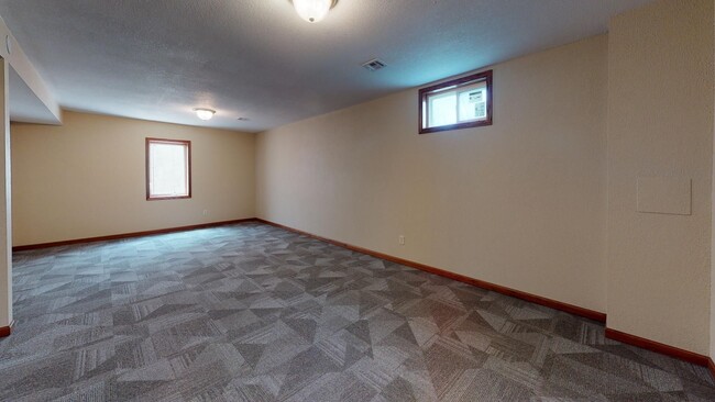 Building Photo - 5 bedrooms, 2.5 bathrooms House