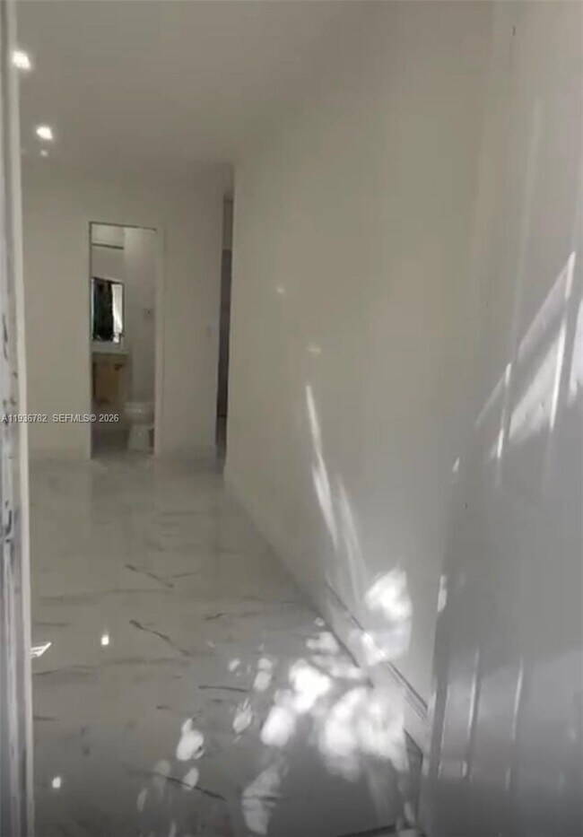 Building Photo - 505 N 24th Ave