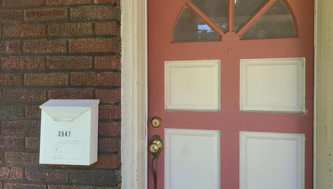 Building Photo - 3945-3947 Utah St