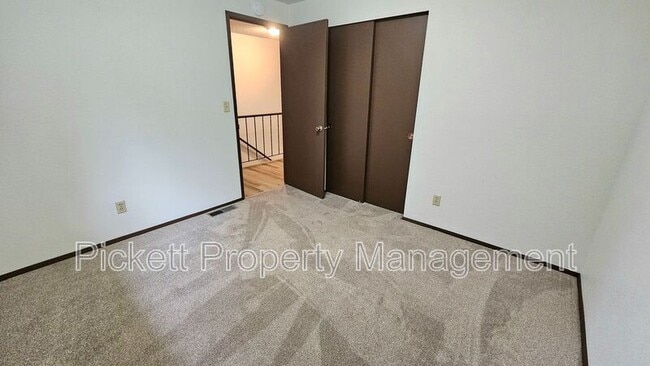 Building Photo - 5401 Pineridge Dr NE