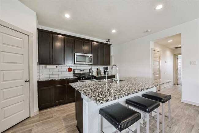 Building Photo - 918 Betsy Hl Dr