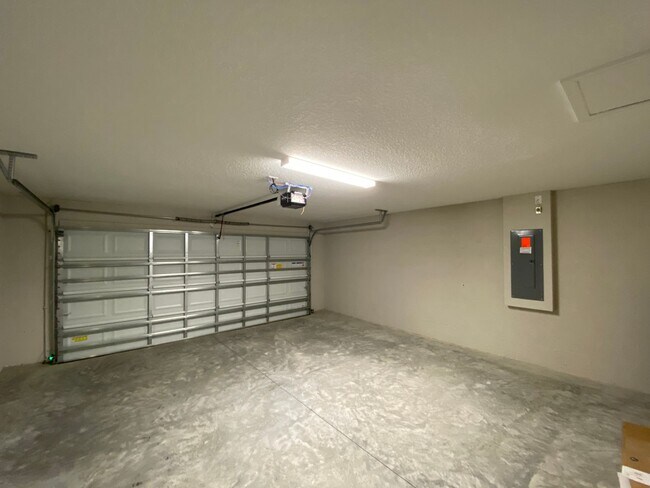 Building Photo - Custom Home - Desirable SE Ocala Neighborh...