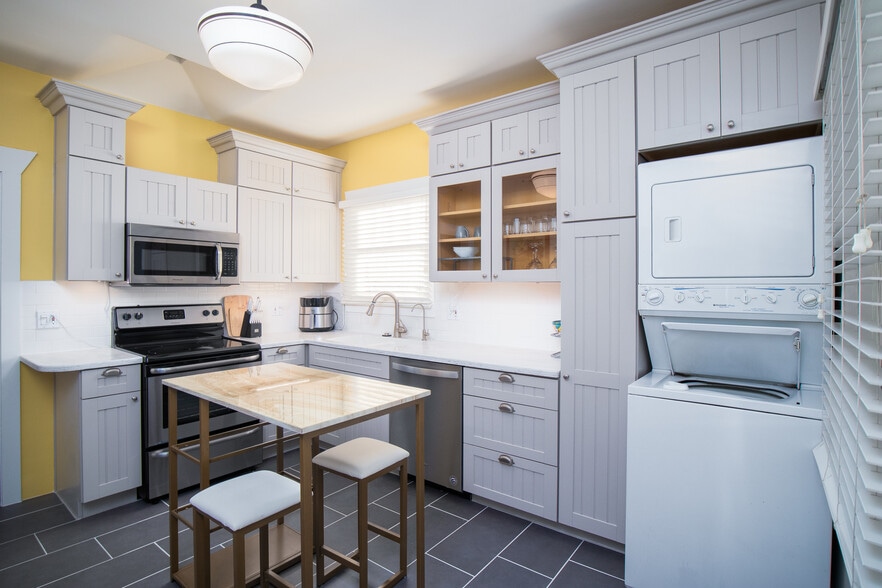 Building Photo - 1102 E Palm Lane