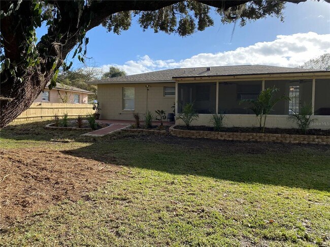 Building Photo - 930 Cedar Cir