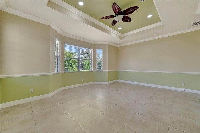 Building Photo - Convenient Central Location - 4 Bedroom + Den , 2 Bathroom Home