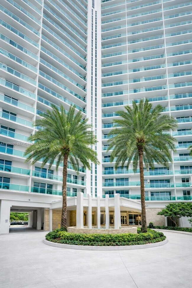 Building Photo - 100 Bayview Dr