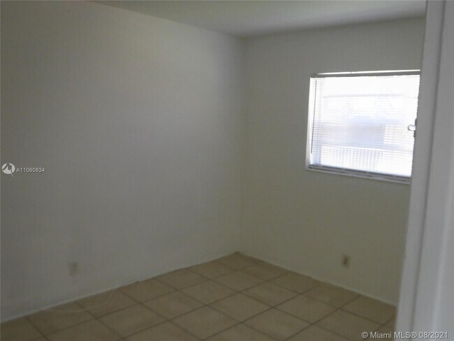 Building Photo - 1045 NE 39th Dr