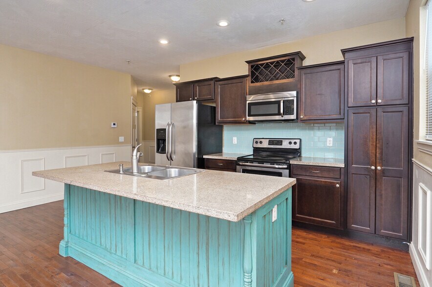 Building Photo - 1046 E Walnut St