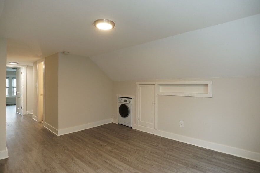 Building Photo - 910 S I St