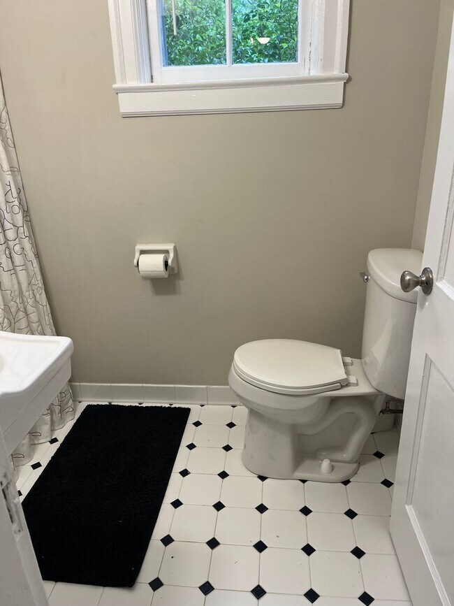 Building Photo - Quaint apartment in convenient location