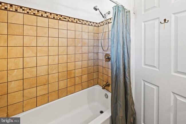 Building Photo - 24 Maple Ave