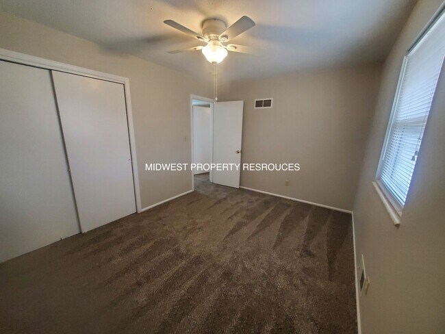 Building Photo - 2 Bedroom Duplex for Lease in Oak Grove | Offered by Midwest Property Resources