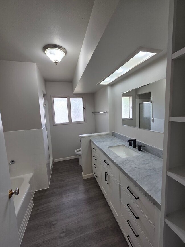 Building Photo - 4 Bed 2 Bath Golf Course Living
