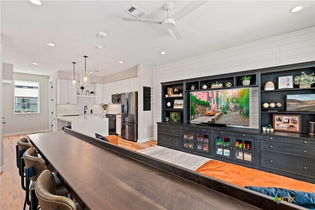 Building Photo - 1208 N Academy Ave