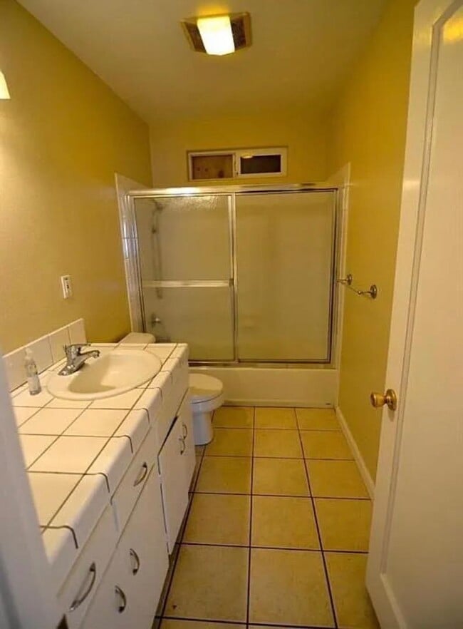 Building Photo - 273 Staples Ave