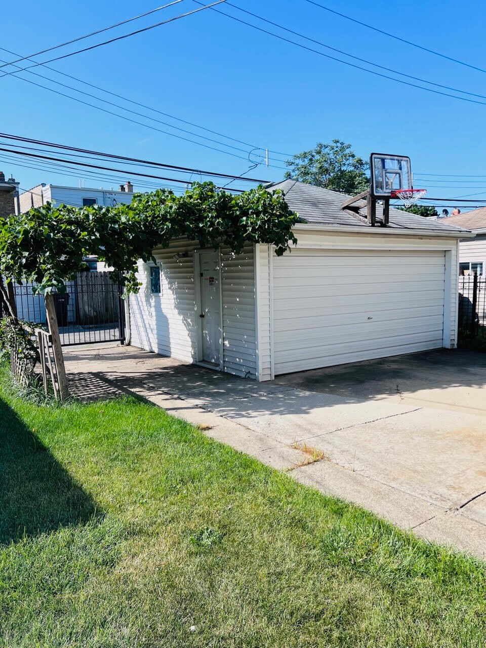 Building Photo - 4827 W Barry Ave