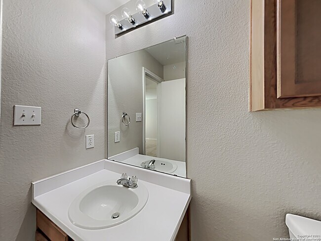 Building Photo - 2910 Candleside Dr