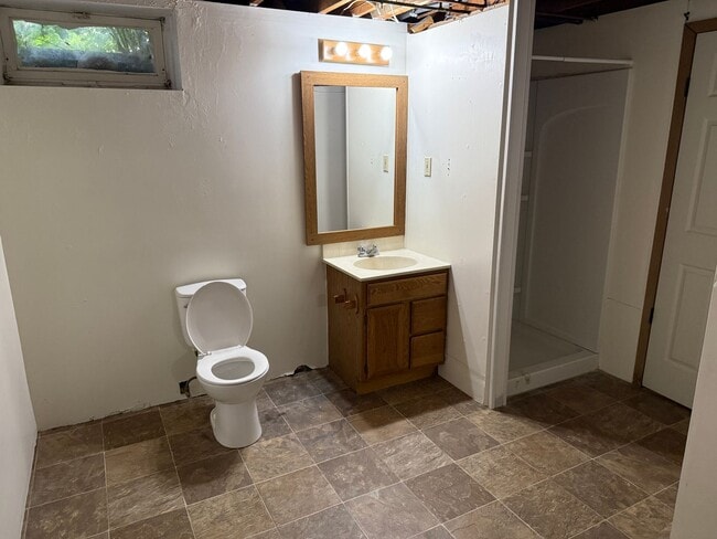 Building Photo - Spacious 5-Bedroom Home for Rent in Sioux ...
