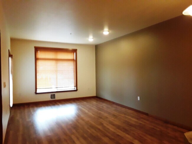 Building Photo - Beautiful Corner Condo In Central Location