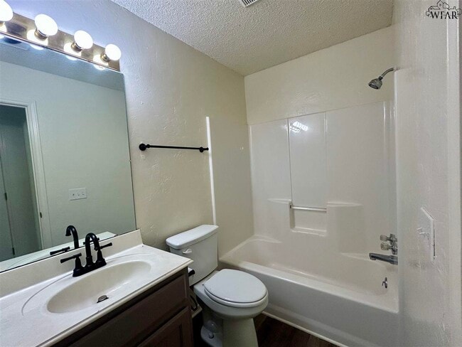 Building Photo - 5008 Bayberry Dr