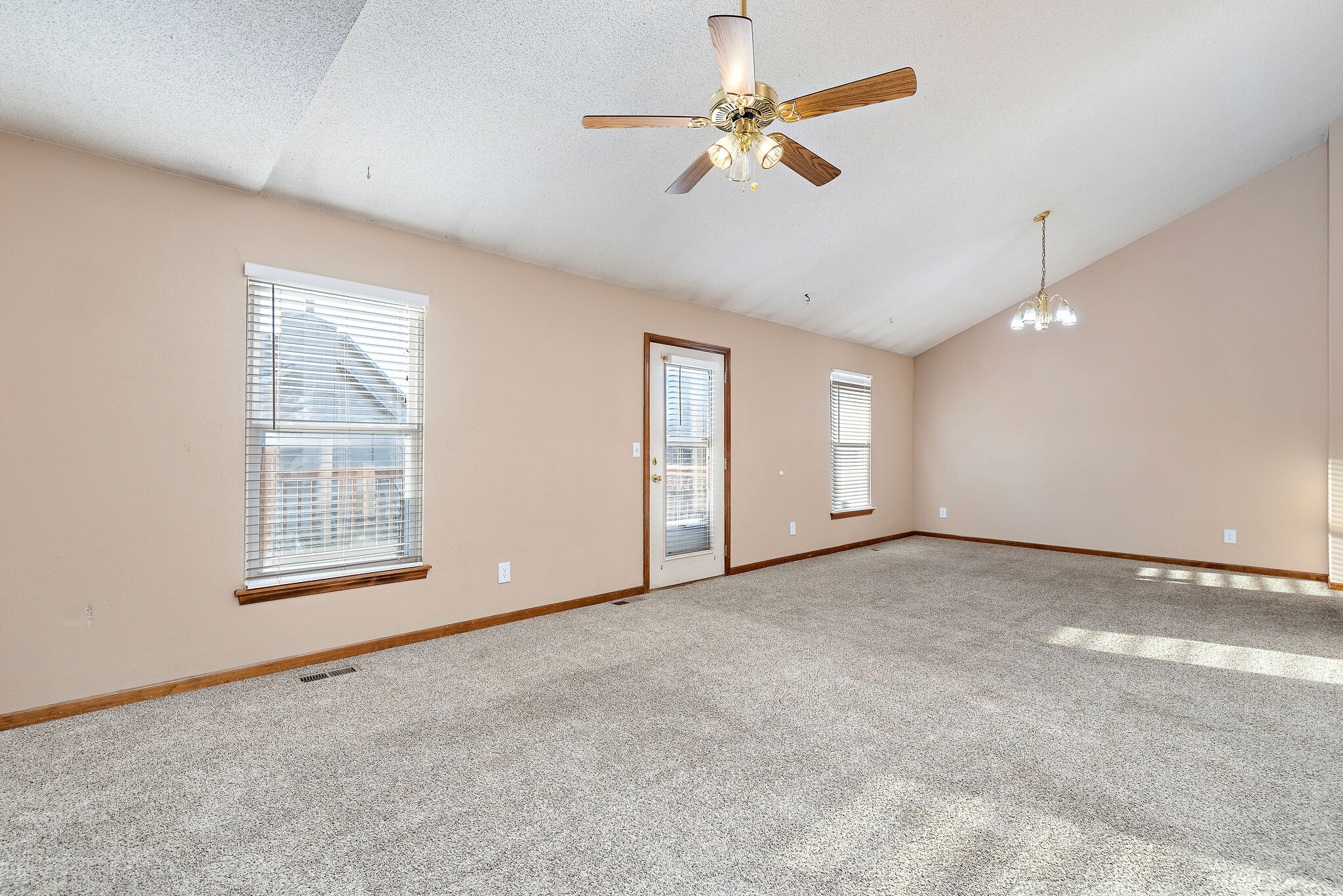Building Photo - 937 Goldfinch Ln