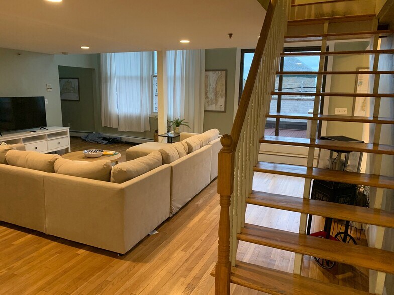 Building Photo - 378 Thames St