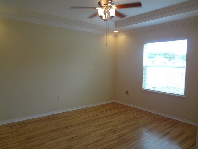 Building Photo - Beautiful 3BR Home in Mallory Square, Lawn Care Included