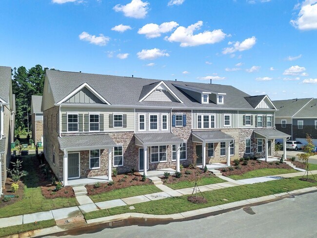 Building Photo - Beautiful End Unit Townhome In Mint Hill