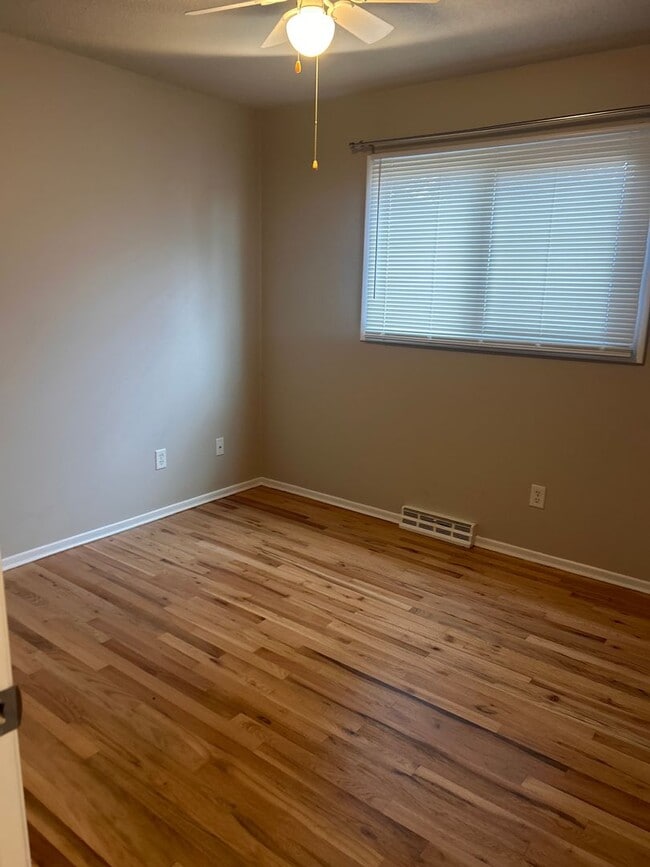 Building Photo - Big roomy 4 bedroom / 2 living room house