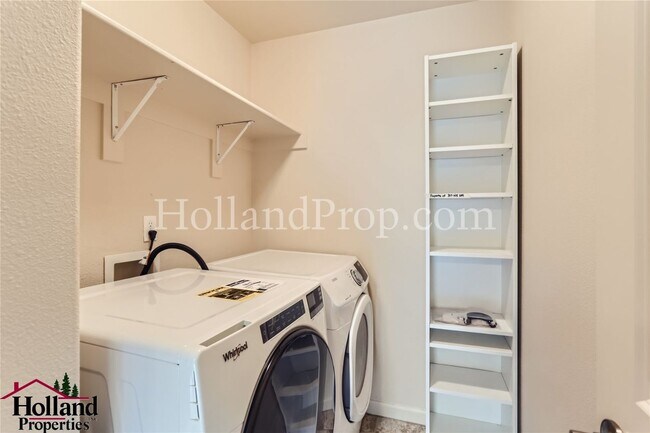 Building Photo - Beautiful 3-Bedroom Hillsboro Home in Desi...