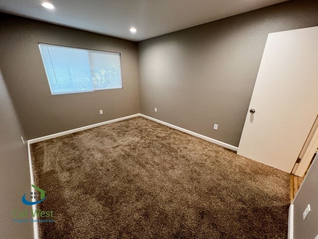 Building Photo - $2695 Remodeled 2 Bed/1 Bath Upstairs Unit