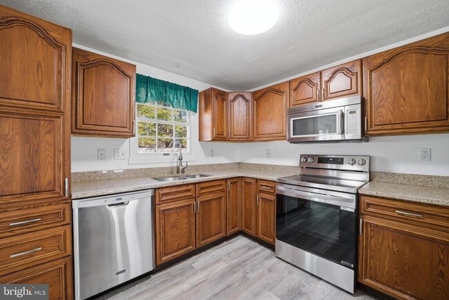 Building Photo - 26 Dover Ln