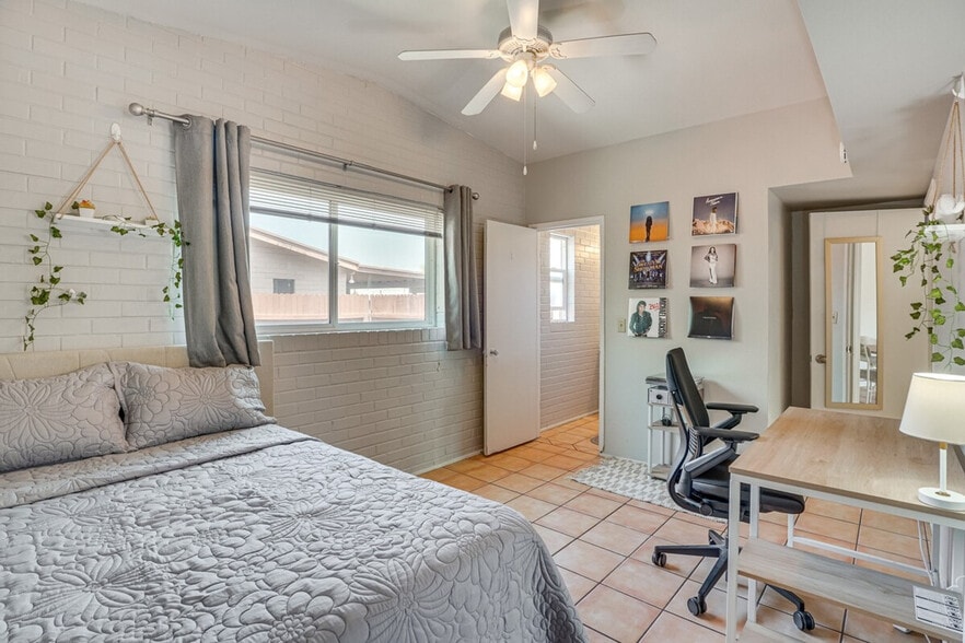 Building Photo - 858 E Alturas St