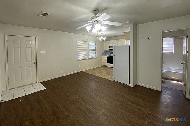 Building Photo - 1312 W Avenue D