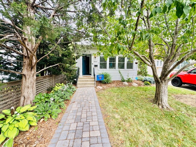 Building Photo - Charming 3-Bedroom Oasis with Elegant Touches & Finished Basement on Washburn Ave!