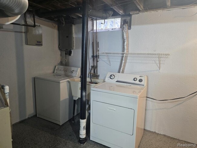 Building Photo - 8410 Hickory Dr