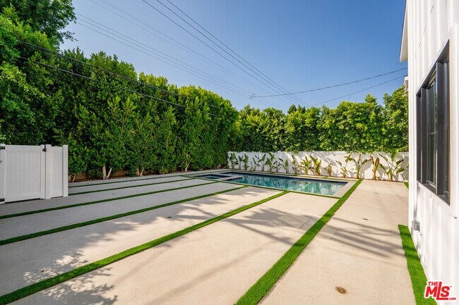 Building Photo - 4539 Longridge Ave