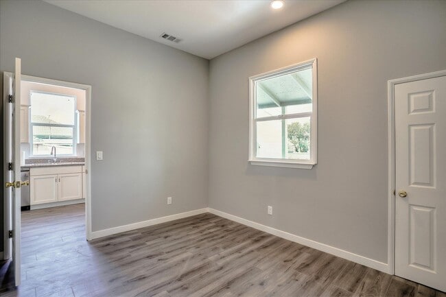 Building Photo - $1,500 MOVE IN SPECIAL!! 3 BED/2 BATH HOME UPPER UNIT AVAIABLE FOR RENT IN OAKLAND, CA!!!!