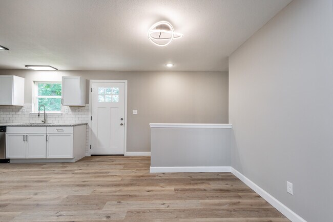 Building Photo - 25 Poplar Hill Dr