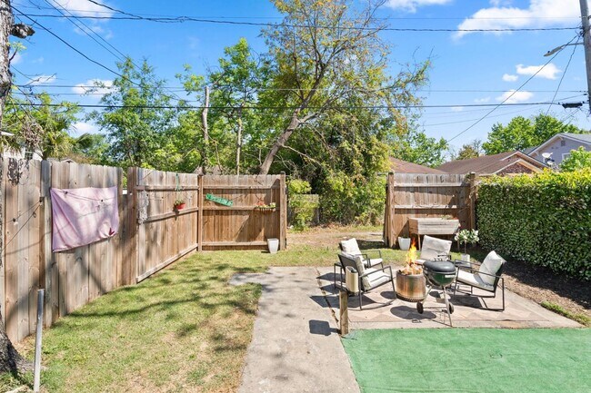 Building Photo - Charming 3 Bedroom Home Near Downtown Savannah with Flex Room & Fenced Yard
