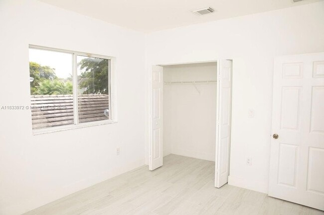 Building Photo - 273 SE 32nd Ave