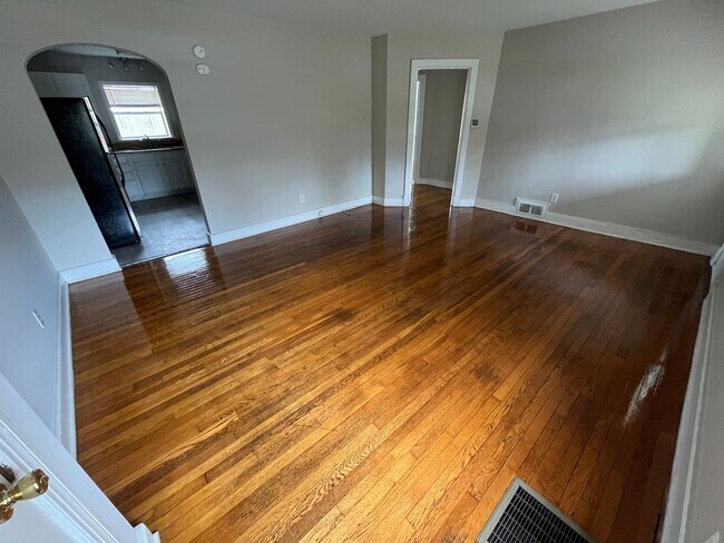 Building Photo - 3406 Cutshaw Ave