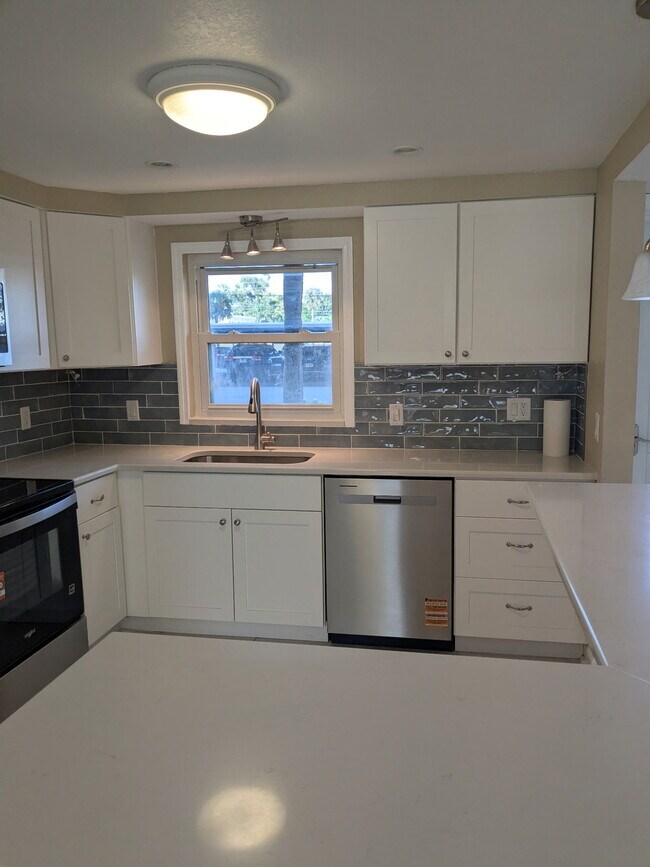 Building Photo - 4575 Cove Cir