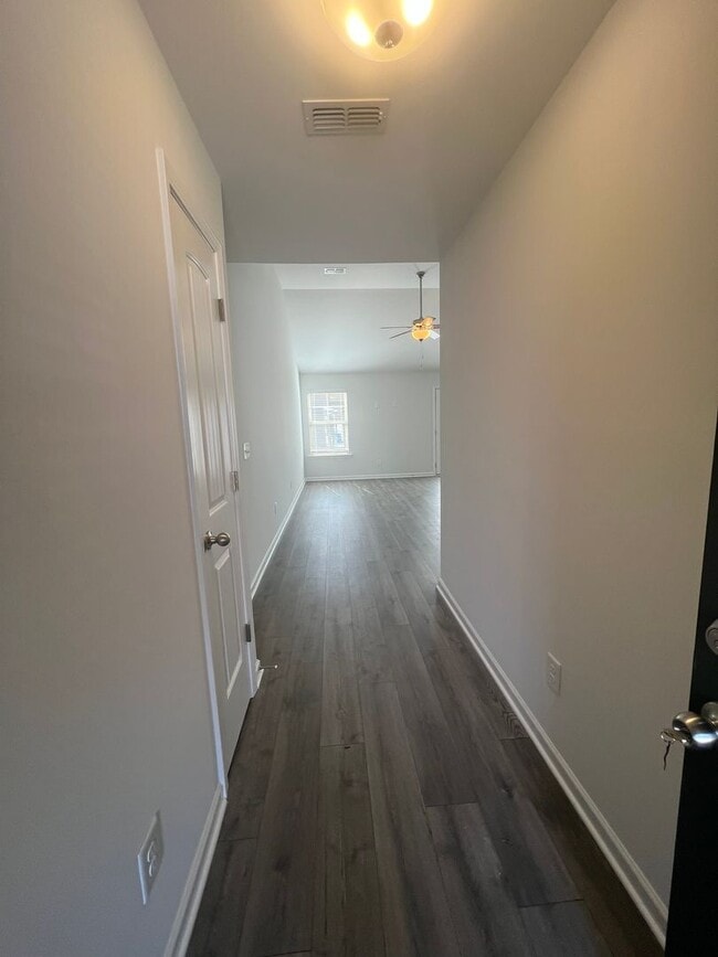 Building Photo - 23 Country Cir