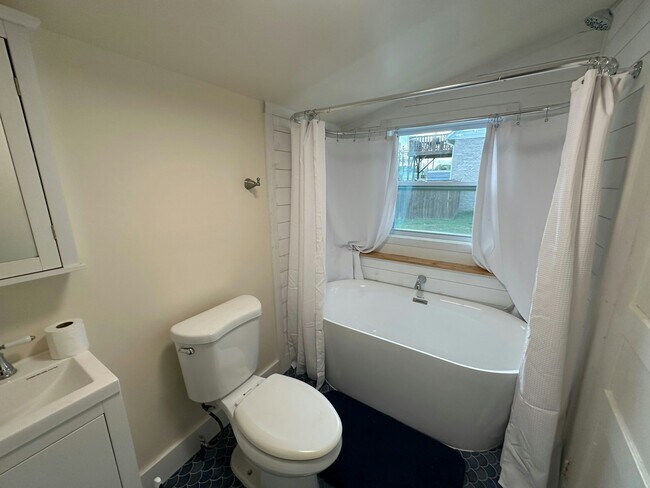 Building Photo - 302 Catawba Ave