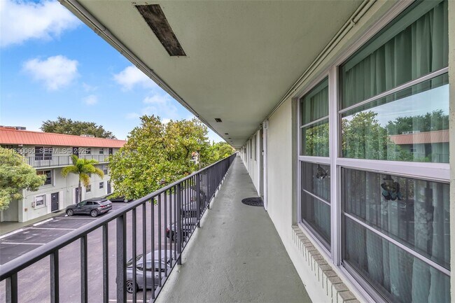 Building Photo - 805 W Oakland Park Blvd