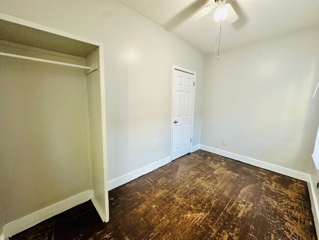 Building Photo - Updated Three Bedroom close to Churchill Downs-Section 8 accepted