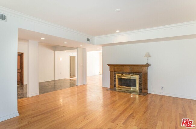 Building Photo - 12694 Montana Ave